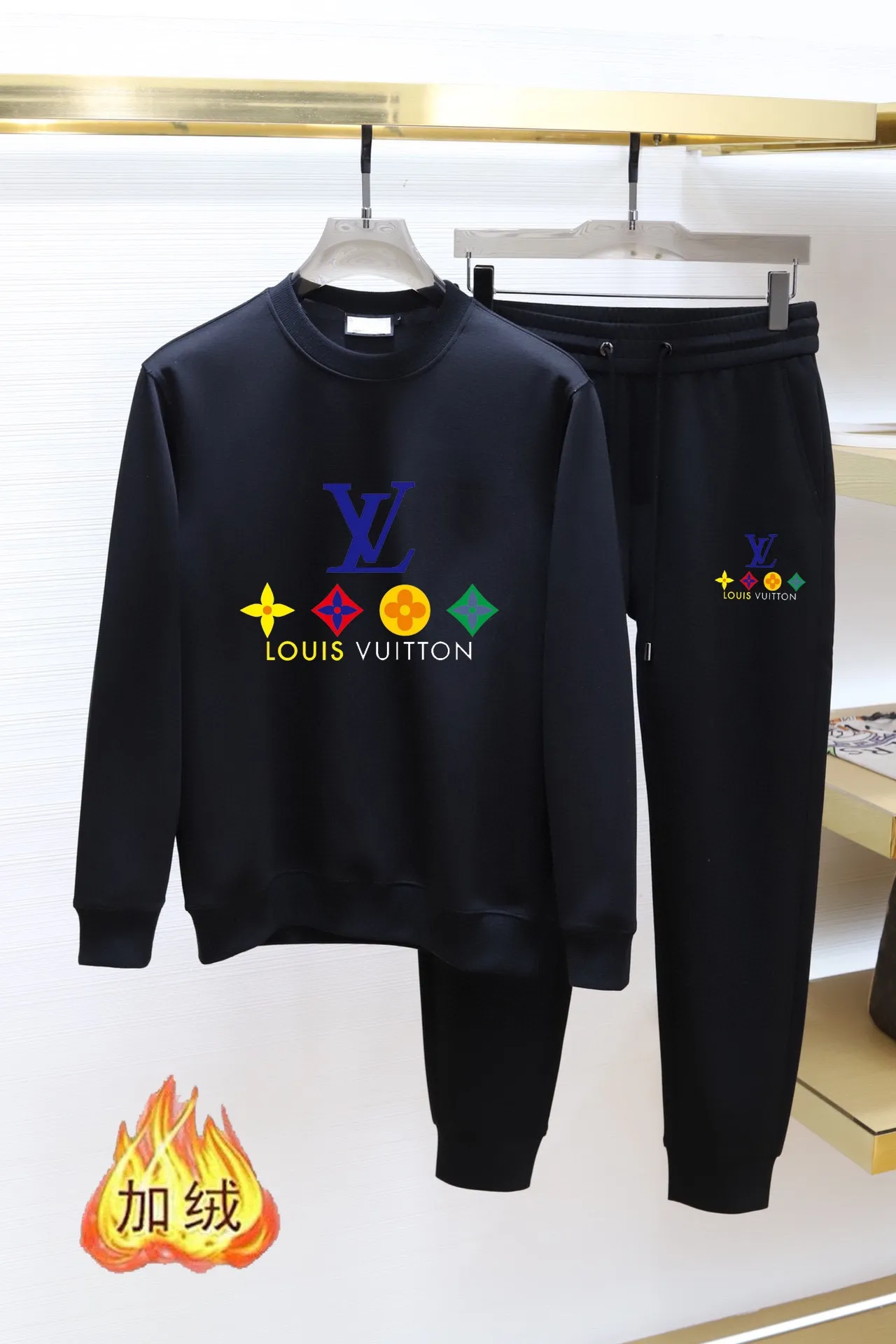 🅿️400 brand [LV Louis Vuitton] (velvet and thickened) 2025 autumn and winter new products, celebrities' favorite fashion-flavored casual suits, clean and neat tailoring, full of urban style. Made of high-quality custom-made fabrics, the lining has excellent thermal insulation effect, feels soft and dry, and the upper body effect is crisp and stylish. The three-dimensional cutting process and the pattern are all of high standards, and the silhouette version has the right benefits! It is not tight at all, and you feel good when you wear it. So many top-quality raw materials create high-end products with unparalleled value. It is the first choice for high-end fashion people. (Size: M-4XL can wear up to 200 pounds)